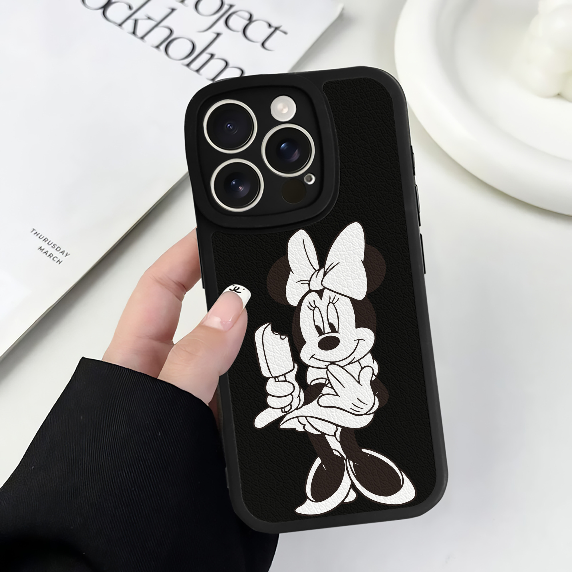 （画像用） ミッキーマウス Mickey Mouse 【iPhone 16シリーズ対応】シリコンスマホケース（レザー調） 材質：シリコン